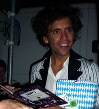 Mika mit dem DMFC Buch - pic by Lolligirl